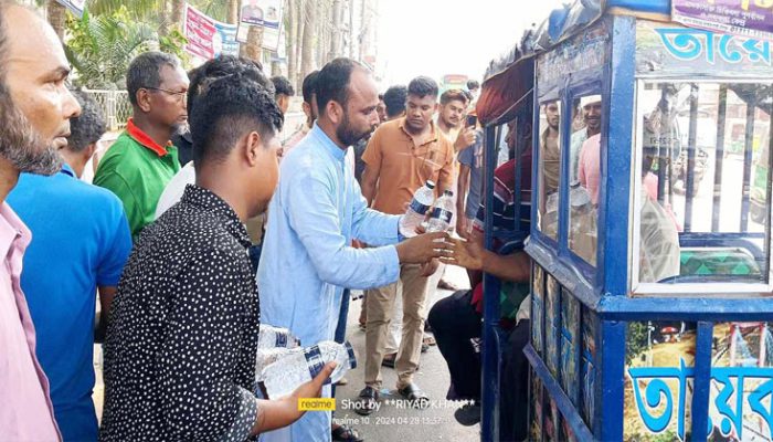 তীব্র গরমে চেয়ারম্যান প্রার্থী অ্যাড. হুমায়ুন কবির সুমনের ঠান্ডা পানি ও স্যালাইন বিতরণ