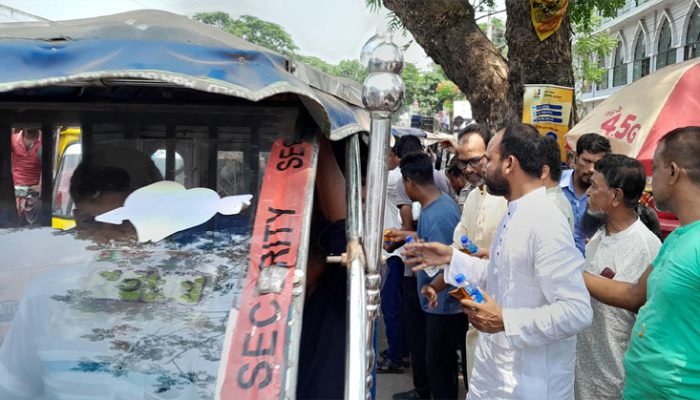 শ্রমজীবীদের মাঝে স্যালাইন ও পানি বিতরণ চেয়ারম্যান প্রার্থী হুমায়ুন কবির সুমনের