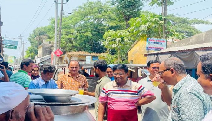 তীব্র তাপদাহে ছেংগারচর পৌর মেয়রের উদ্যোগে শরবত বিতরণ