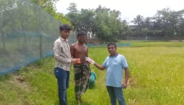 জেলা ছাত্রলীগ নেতা ইঞ্জিঃ ইমতিয়াজ সিদ্দিকী তোহার বিশুদ্ধ পানি ও ওরস্যালাইন বিতরণ