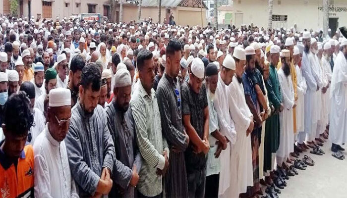 ফরিদগঞ্জে বীর মুক্তিযোদ্ধা হাজী আব্দুল আউয়ালের জানাজায় মানুষের ঢল