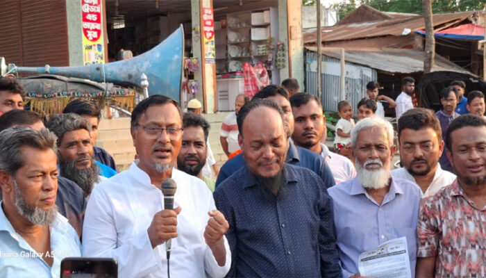শাহরাস্তিতে নির্বাচন বর্জনের দাবিতে লায়ন ইঞ্জিঃ মমিনুল হকের লিফলেট বিতরন