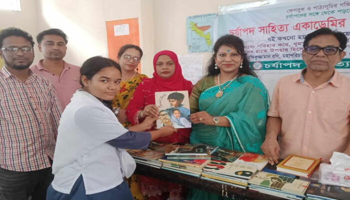 লেডি দেহলভী বালিকা বিদ্যালয়ে চর্যাপদ একাডেমির বই উপহার কর্মসূচি