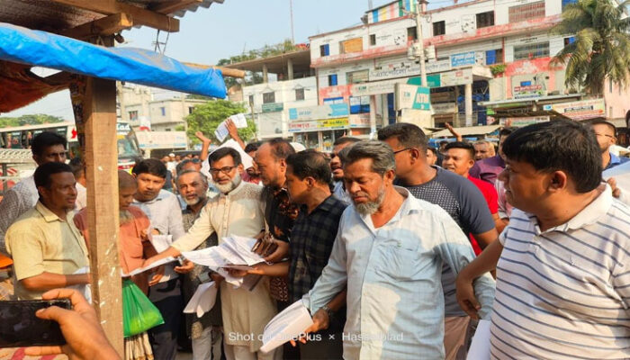 শাহরাস্তিতে নির্বাচন বর্জনের দাবিতে বিএনপির কেন্দ্রীয় নেতাদের লিফলেট বিতরন