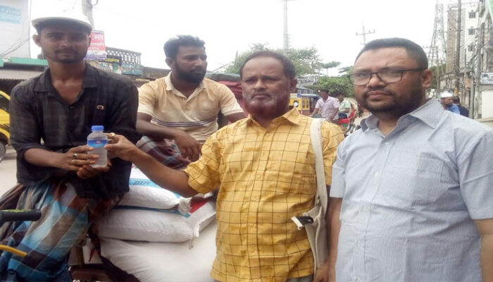 তীব্র তাপদাহে রহমতউল্যাহ সমাজ কল্যাণ পাঠাগার ও নবরূপ সংস্থার পানি ও ক্যাপ বিতরণ