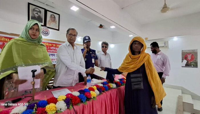 শাহরাস্তিতে ৪৭ জন হতদরিদ্রের মাঝে ২২ লক্ষ টাকার চেক ও নগদ অর্থ বিতরণ