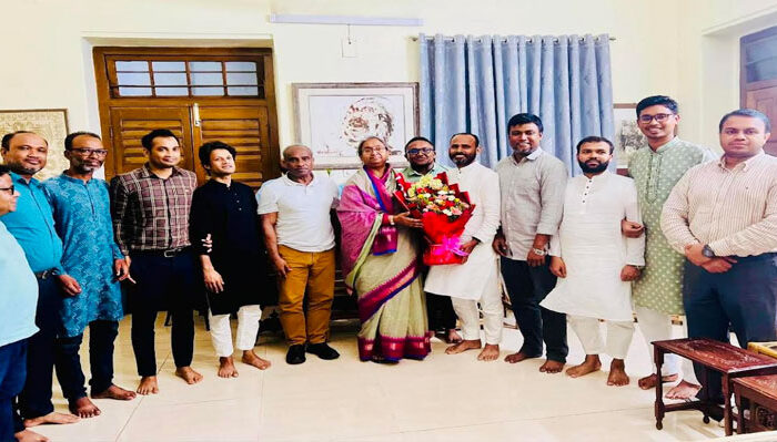 সমাজকল্যাণ মন্ত্রীকে চাঁদপুর সদর উপজেলার নবনির্বাচিত চেয়ারম্যানের ফুলের শুভেচ্ছা