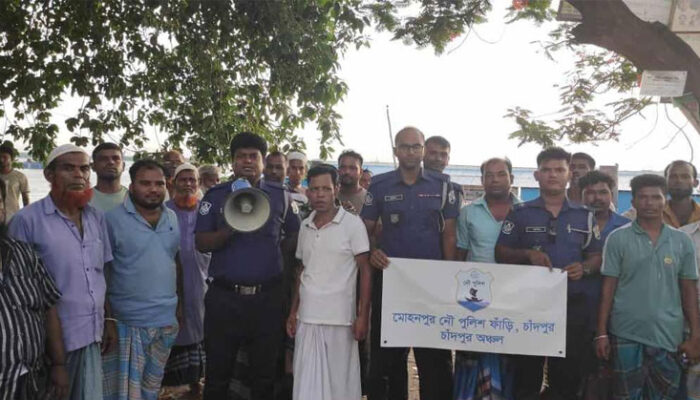 মতলব উত্তরে ঘূর্ণিঝড় সতর্কতায় নৌপুলিশ ফাঁড়ির মাইকিং