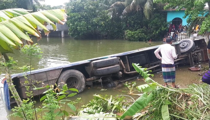 ফকির বাজারে আল আরাফাহ বাস নিয়ন্ত্রণ হারিয়ে ৩০ যাত্রীসহ পুকুরে
