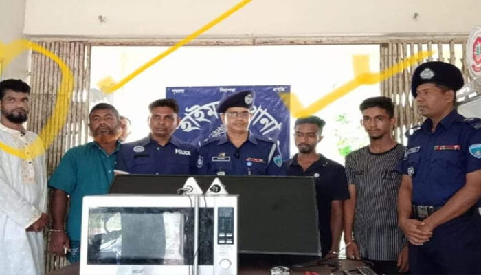 হাইমচরে চোরাই মাল নিয়ে মহিলা মেম্বারের স্বামী মনির গাজীসহ আটক ৪