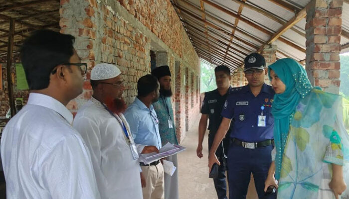 শাহরাস্তিতে স্মার্টফোনে নকল করতে গিয়ে আলিম পরীক্ষার্থী বহিষ্কৃত