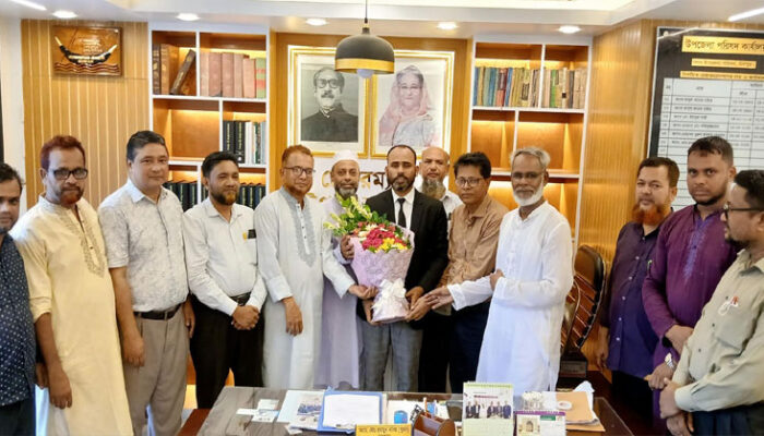 সদর উপজেলা পরিষদে নবনির্বাচিত চেয়ারম্যানকে ফুলের শুভেচ্ছা