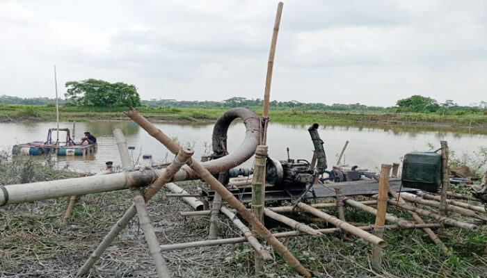কচুয়ায় একাধিক স্থানে অবৈধ ড্রেজার মেশিন দিয়ে বালু উত্তোলনের হিড়িক