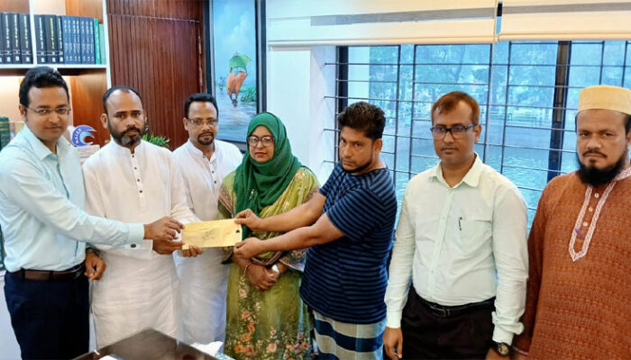 চাঁদপুর চান্দ্রায় আগুনে ক্ষতিগ্রস্ত দোকানদারদের আর্থিক সহায়তা প্রদান