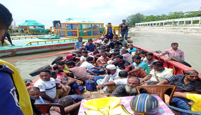 মেঘনায় অবৈধভাবে বালু উত্তোলন, ১০ ড্রেজারসহ আটক ৪৩