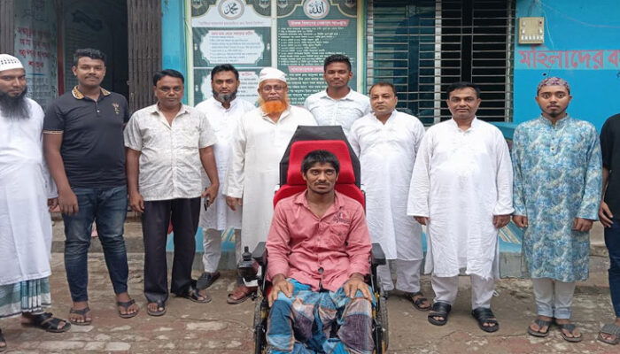 আইডিয়াল সমাজসেবা ফাউন্ডেশনের ইলেকট্রিক হুইল চেয়ার পেয়ে খুশি হেলাল