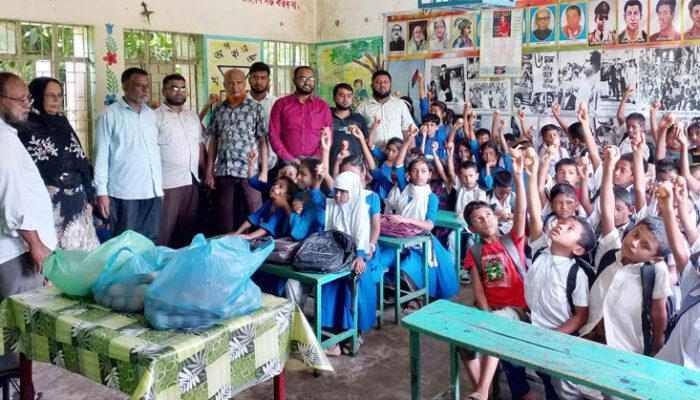 হাজীগঞ্জে আড়াই’শ শিশু শিক্ষার্থীকে খাওয়ানো হল সিদ্ধ ডিম