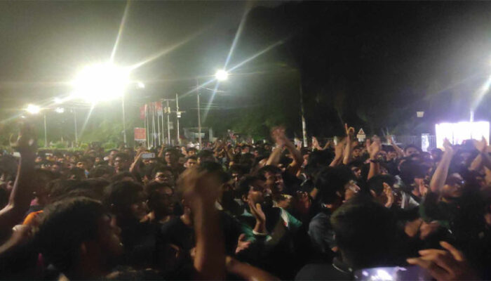 বিশাল মিছিল নিয়ে রাজপথে বুয়েট শিক্ষার্থীরা