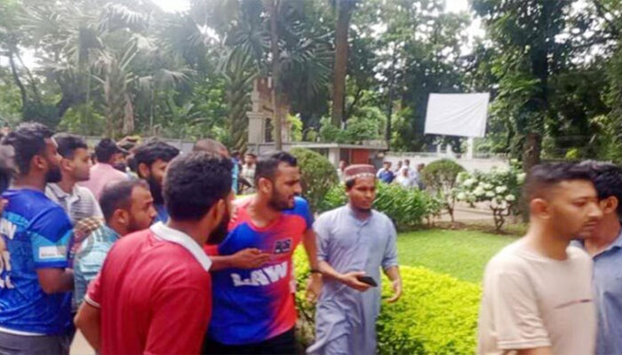 ঢাকা বিশ্ববিদ্যালয়ের আরও ৩ হল থেকে ছাত্রলীগ নেতাদের বের করে দিলেন শিক্ষার্থীরা