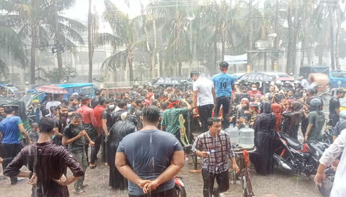 চাঁদপুরে বৃষ্টি উপেক্ষা করে বৈষম্য বিরোধী ছাত্রদের মিছিল