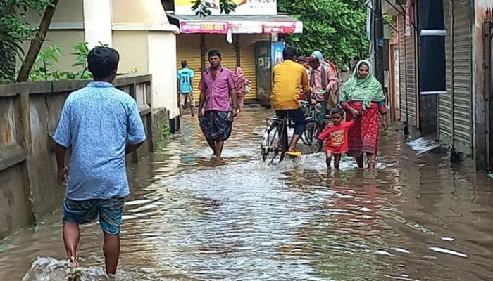 এক ঘণ্টার বৃষ্টিতে তলিয়ে গেছে চাঁদপুরের বিভিন্ন সড়ক