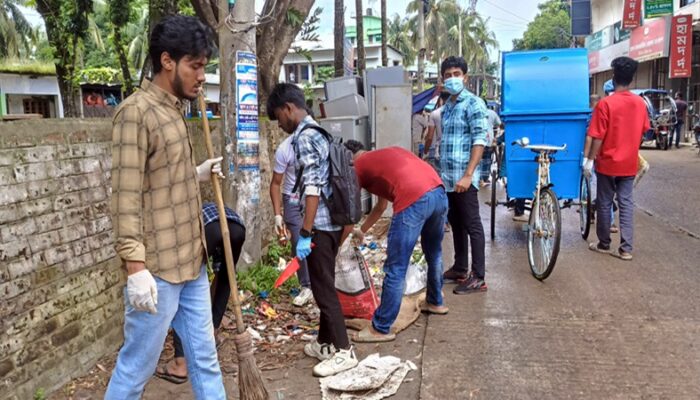 ফরিদগঞ্জে শিক্ষার্থীদের পরিষ্কার-পরিছন্ন কর্মসূচি