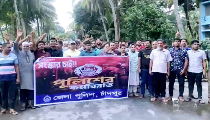 সংস্কার চেয়ে ১১ দফা দাবীতে চাঁদপুর জেলা পুলিশের বিক্ষোভ মিছিল