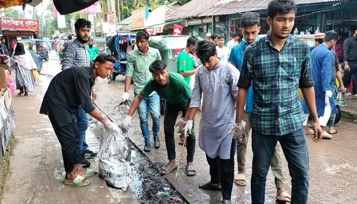 হাইমচরে উপজেলা সদর আলগীবাজার পরিস্কার করতে রাস্তায় শিক্ষার্থীরা