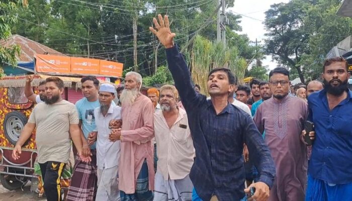 মতলব উত্তরে জনতার আনন্দ মিছিল ও মিস্টি বিতরণ