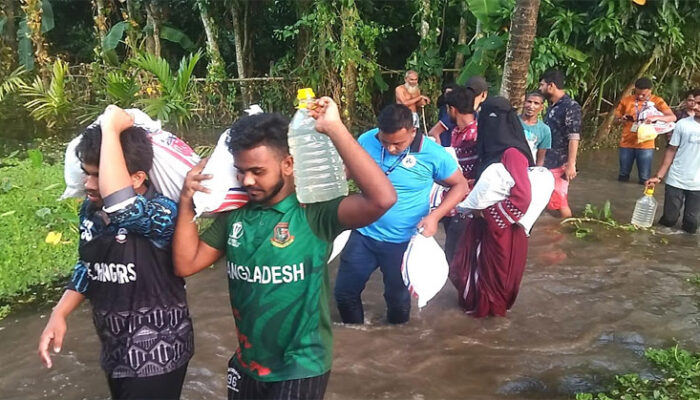 ফরিদগঞ্জের প্রত্যন্ত অঞ্চলে বানবাসী মানুষের মাঝে প্রভাতের খাদ্যসামগ্রী বিতরণ