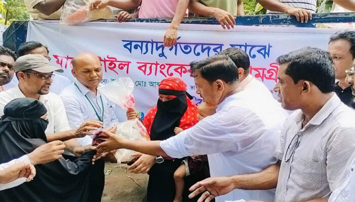 হাইমচরে বন্যাদুর্গতদের মাঝে মার্কেন্টাইল ব্যাংকের ত্রাণ সামগ্রী বিতরণ