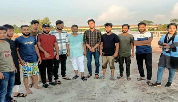 শাহরাস্তিতে মানবিক সহায়তা নিয়ে বন্যার্তদের পাশে এগিয়ে এলেন প্রভাতের নেতৃবৃন্দ