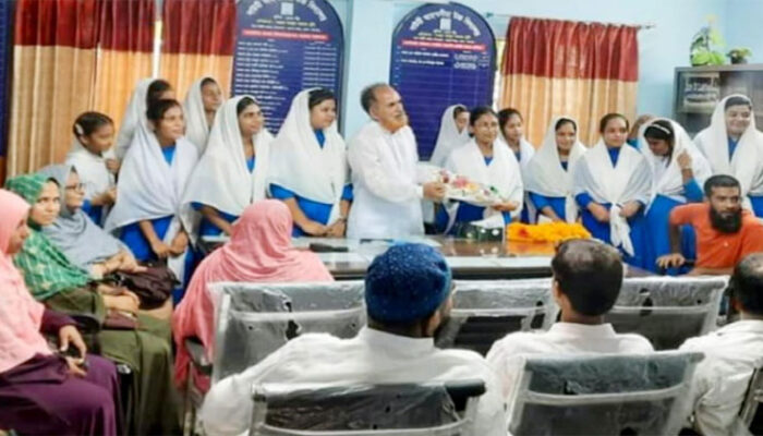 মতলব উত্তরে শিক্ষককে ফেরালেন শিক্ষার্থীরা, ফুলের শুভেচ্ছায় বরণ