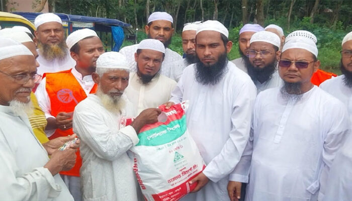 ইসলামী আন্দোলন ও যুব আন্দোলনের সমন্বয়ে ফরিদগঞ্জে খাদ্য সামগ্রী বিতরণ