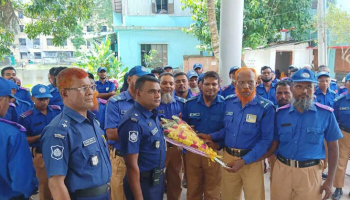 চাঁদপুর মডেল থানার ওসিকে গ্রামপুলিশ কর্মচারী ইউনিয়নের ফুলেল শুভেচ্ছা