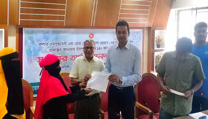 চাঁদপুরে রলার এমপ্লয়মেন্ট এন্ড রোড মেইনটেনেন্স কর্মরত মহিলাদের মাঝে সঞ্চয়ের অর্থ ও সনদপত্র প্রদান