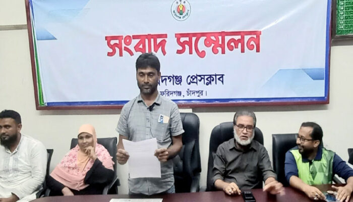 ফরিদগঞ্জে চেয়ারম্যানের বিরুদ্ধে ইউপি সদস্যদের সংবাদ সম্মেলন