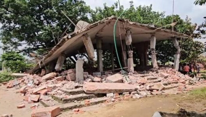 মাইকিং করে ভাঙা হলো ৮০ বছরের পুরানো একটি লেংটার মাজার