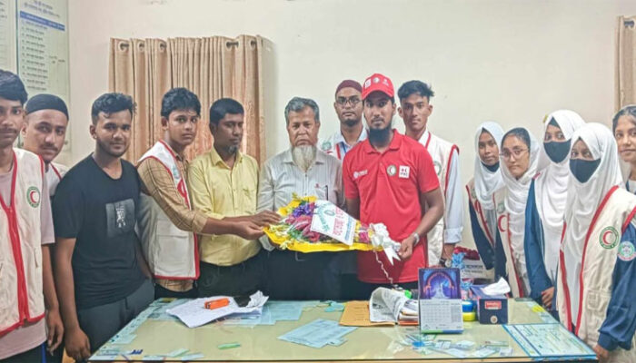 হাজীগঞ্জ ডিগ্রি কলেজের ভারপ্রাপ্ত অধ্যক্ষকে যুব রেড ক্রিসেন্টের শুভেচছা