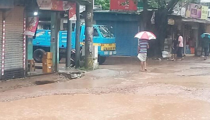 চাঁদপুরে বৃষ্টিতে জনজীবন: স্থবির