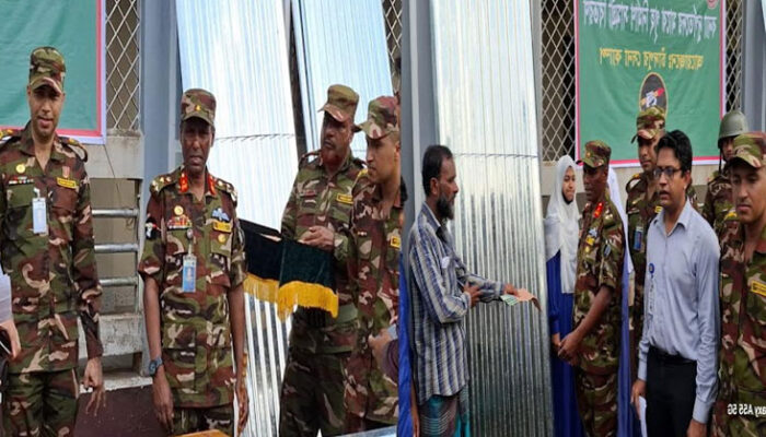শাহরাস্তিতে বন্যাদুর্গতদের মাঝে সেনাবাহিনীর গৃহ নির্মাণ সামগ্রী বিতরণ