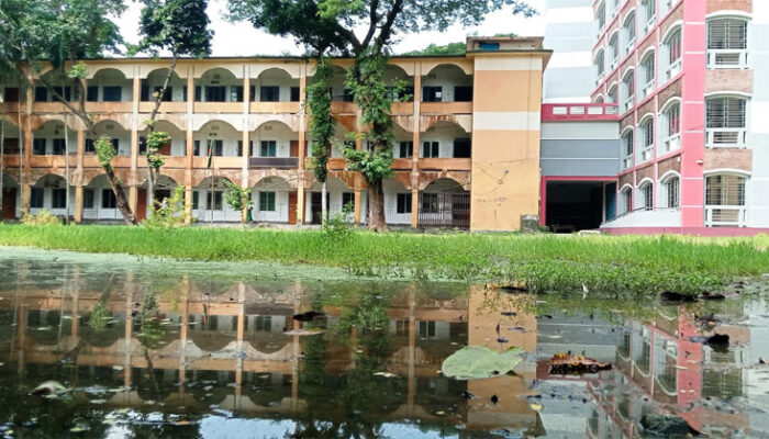 কচুয়ায় শহীদ স্মৃতি বালিকা উচ্চ বিদ্যালয়ের মাঠে দেখা দিয়েছে কৃত্রিম বন্যা