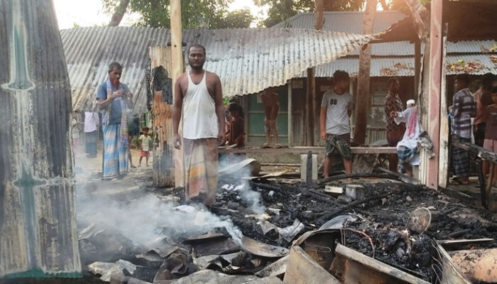 কচুয়ায় যুবলীগ কর্মীর ৪টি দোকান পুড়েছে দুর্বৃত্তরা
