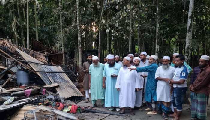 অগ্নিকাণ্ডে ক্ষতিগ্রস্ত পরিবারের পাশে ইসলামী আন্দোলন বাংলাদেশ
