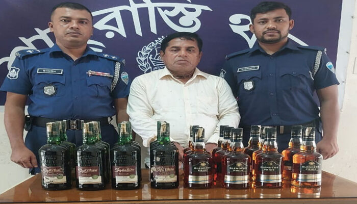 শাহরাস্তিতে ২৩ বোতল ভারতীয় মদ নিয়ে মাদককারবারি মৃদুল ঘোষ আটক