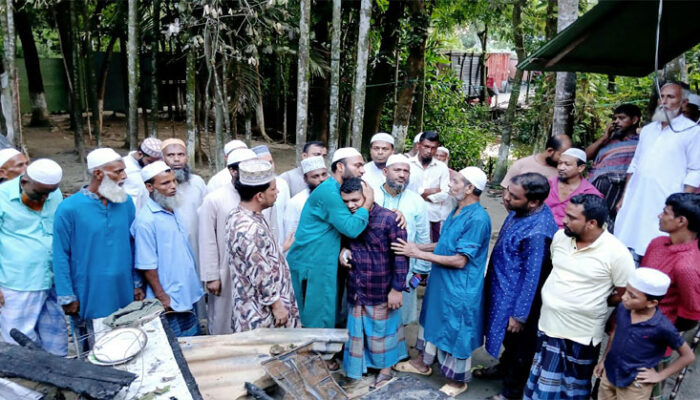 ১২ নং চান্দ্রা ইউনিয়নে অগ্নিকাণ্ডে ক্ষতিগ্রস্ত পরিবারের পাশে জামায়াত নেতৃবৃন্দ
