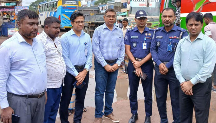 ক্ষতিগ্রস্ত সড়ক মেরামতে টেকসই উন্নয়ন ও আধুনিক মানদন্ডের উপর গুরুত্ব আরোপ : যুগ্ম সচিব মনিরুল আলম