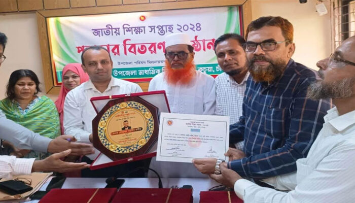 কচুয়ায় মাধ্যমিক উচ্চ মাধ্যমিক পর্যায়ে উপজেলার শ্রেষ্ঠদের মাঝে ক্রেস্ট বিতরণ