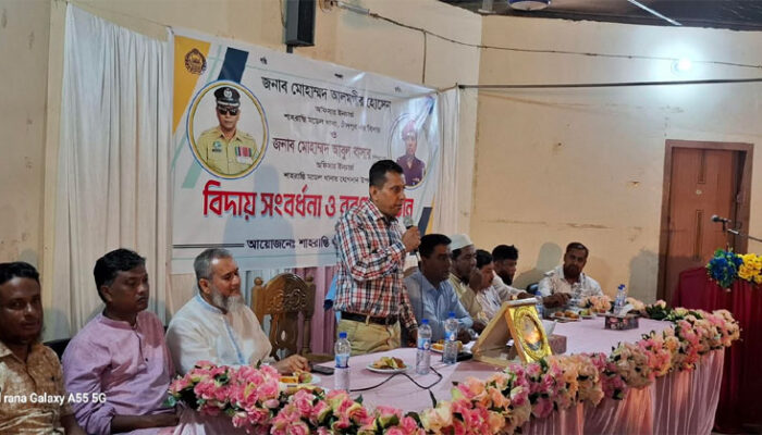 শাহরাস্তিতে নবাগত ওসিকে বরণ করে সাবেক ওসিকে বিদায় সংবর্ধনা