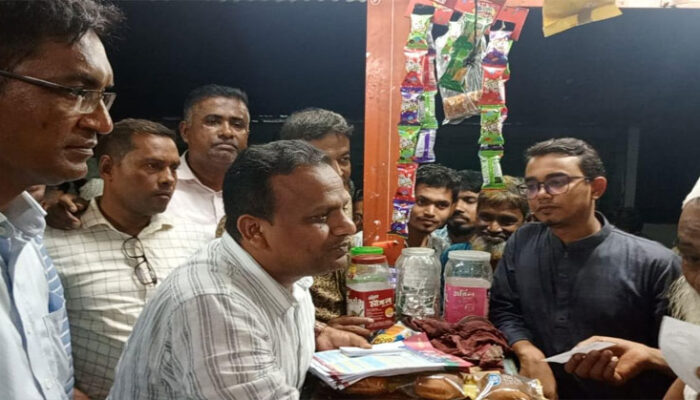 কেন্দ্রীয় স্বেচ্ছাসেবক দলের পক্ষ হতে শাহরাস্তিতে গণ সংযোগ ও লিফলেট বিতরণ